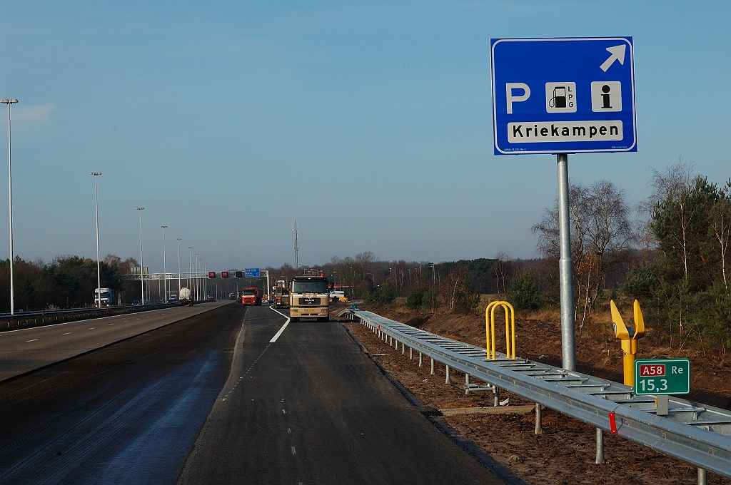 20101120-110638.jpg - Vijfde bord in de reeks voor de verzorgingsplaats, en de enige met een rechtsafpijl erop.