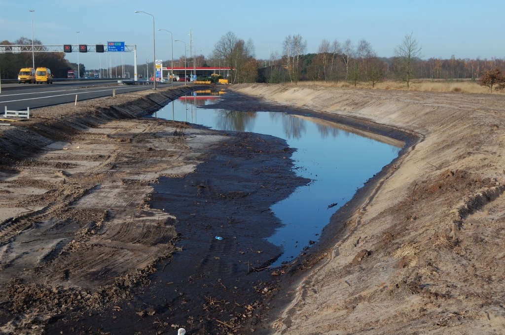 20101120-111243.jpg - Nieuw aangelegd afwateringsbassin, waarvoor bomen zijn gekapt.