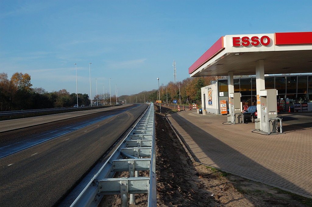 20101120-111946.jpg - Geen wijzigingen aan het tankstation noodzakelijk, er zijn bijvoorbeeld geen sporen van herbestrating te zien. Door het dichterbij komen van de rijbaan was wel doorgaande geleiderail nodig. Tevens hoogteverschil geintroduceerd door de voortgezette verkanting in de linkse bocht. De cameramast heeft dan ook een bescheiden grondkerinkje gekregen.