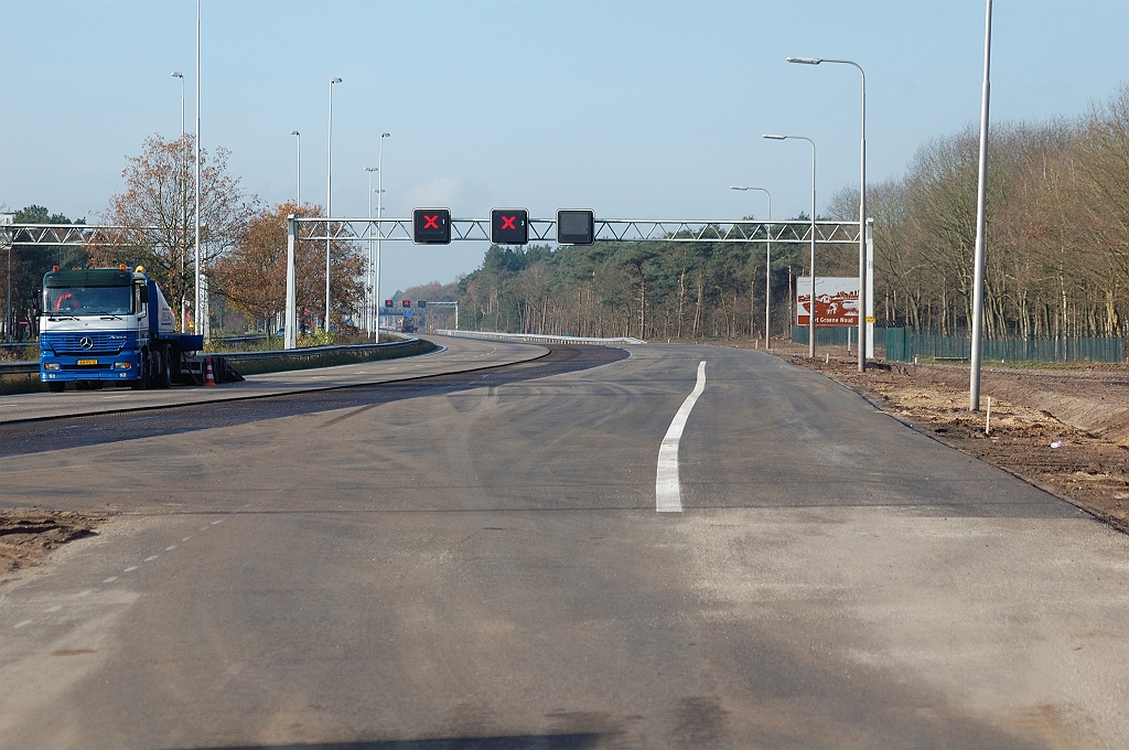 20101120-114015.jpg - Toerit vanaf vzp. Kriekampen waar de verharding met een breedte van twee stroken is uitgebreid, omdat er voorheen geen vluchtstrook was langs de invoegstrook.