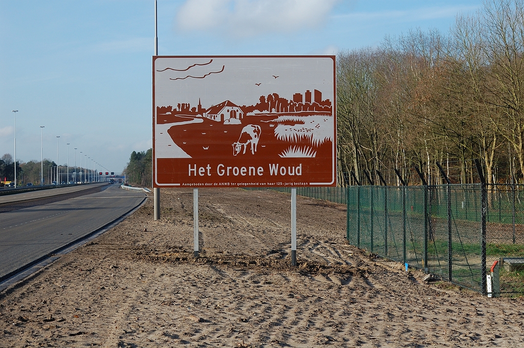 20101120-114938.jpg - In de afrastering is nog een uitstulping aanwezig op de plek waar voorheen een weggetje lag dat het militaire terrein direct op de A58 ontsloot.