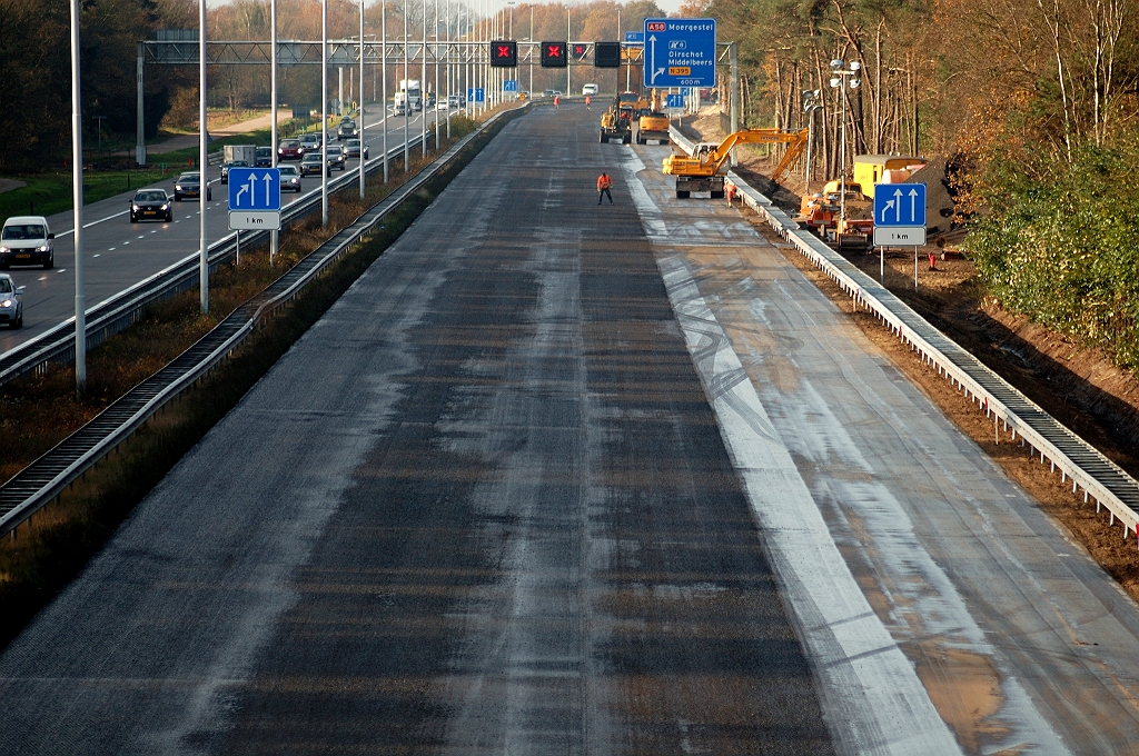 20101120-121753.jpg - Zo ongeveer bij de voormalige militaire aansluiting de onvermijdelijke ritsborden die het einde van de verbreding aankondigen. De middenberm is hier wat ruimer dan in  de A2 Leenderheide-Valkenswaard , zodat hier wel een vol-formaat bord links van de rijbaan kon worden geplaatst.  week 201040 