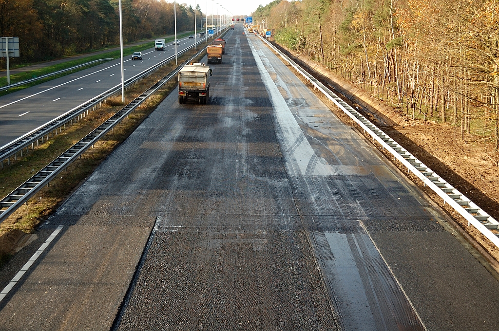 20101120-121924.jpg - De overgang naar rijbaanbrede overlaging op de zaterdag. Al het bestaande ZOAB weggefreesd tot aan einde werkvak ten westen van de brug over het Wilhelminakanaal, 3,7 km verderop.  week 201045 