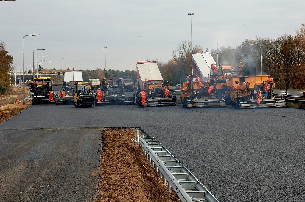 20101120-125419.jpg - Geleiderail is dan ook wat smaller in het wegvak direct naast de afrit...