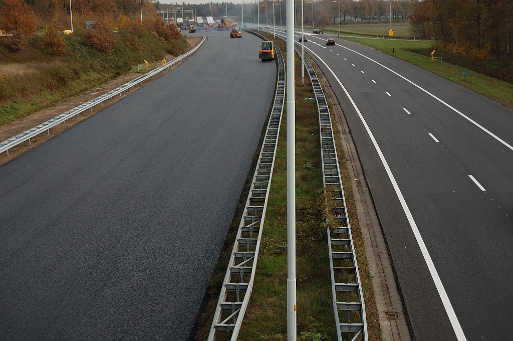 20101120-130711.jpg - Wegvakje tussen afrit en viaduct, waar de versmalling inzet naar twee rijstroken, al valt dit nauwelijks op door het nog ontbreken van markering...  week 201045 