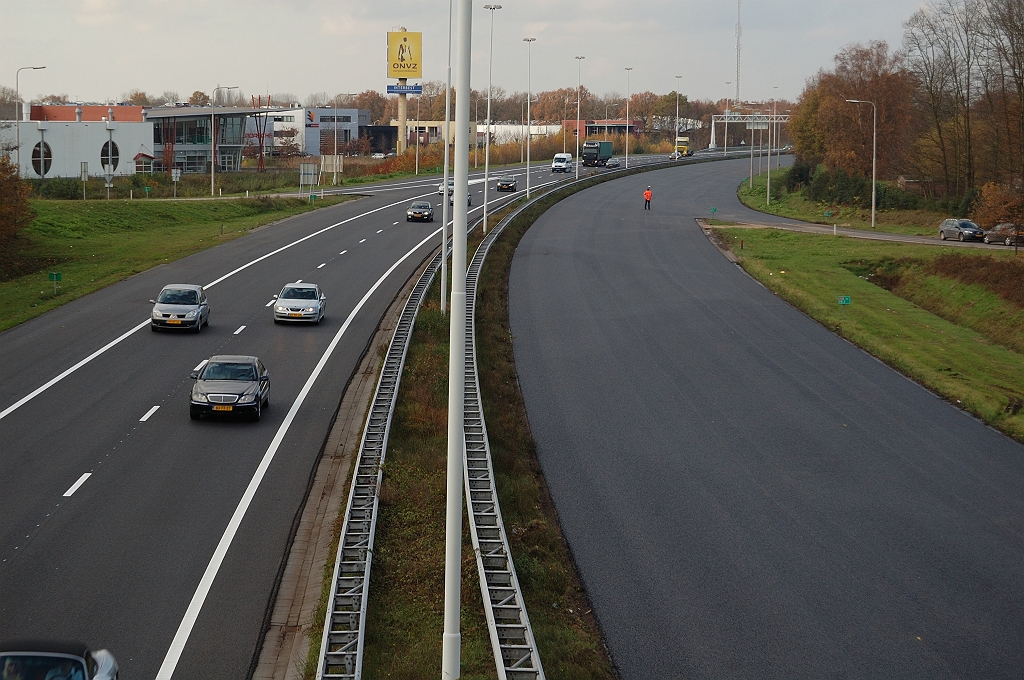 20101120-130944.jpg - Ten westen van de aansluiting Oirschot is het dus weer tweestrooks, maar de heroverlaging met dubbellaags ZOAB gaat nog een kleine twee kilometer verder...