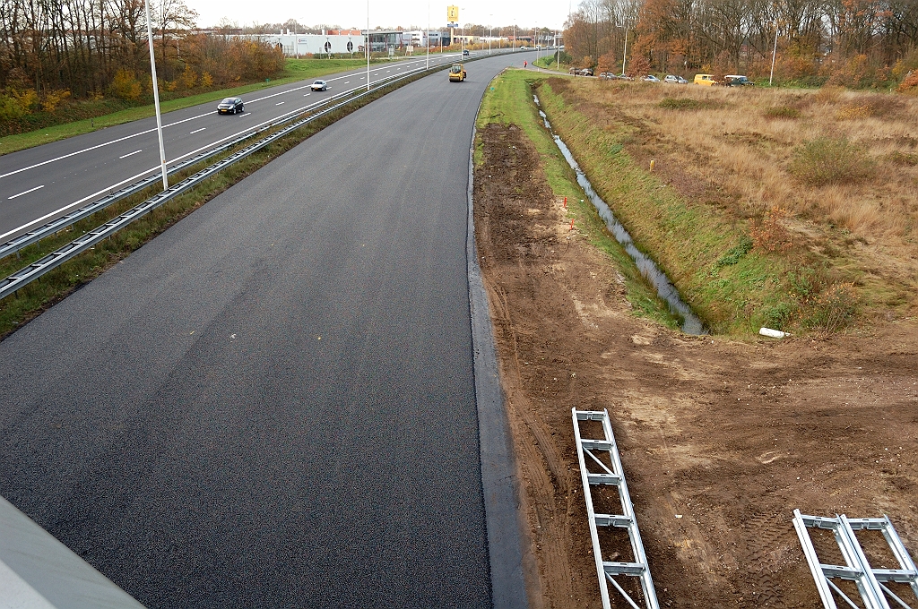 20101120-131044.jpg - Einde van de verbreding aan de westzijde van het viaduct in de aansluiting Oirschot op zaterdag...  week 201045 