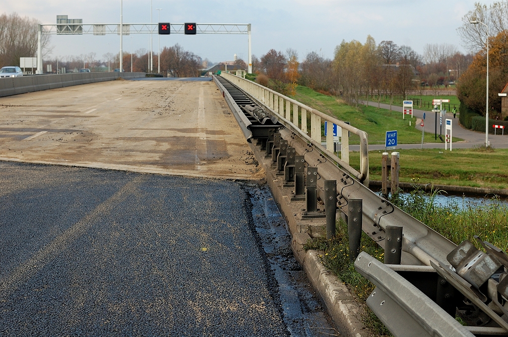 20101120-132707.jpg - Asfalt op de brug wordt met rust gelaten, maar toch moest hier een stukje geleiderail worden verwijderd voor werkruimte.