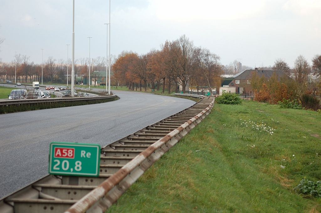 20101120-134545.jpg - Talud aan de westzijde van de Wilhelminabrug met rechts de overbreedte waar ooit de toerit in de richting Tilburg heeft gelegen.