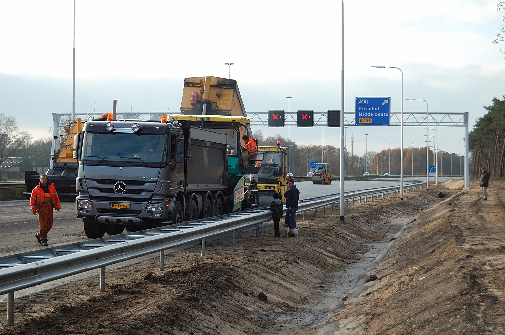 20101120-143858.jpg - Eerste ZOAB deklaag wordt gedraaid op zaterdagmiddag. De Oirschotse bevolking is "massaal" toegestroomd om dit spektakel te aanschouwen.