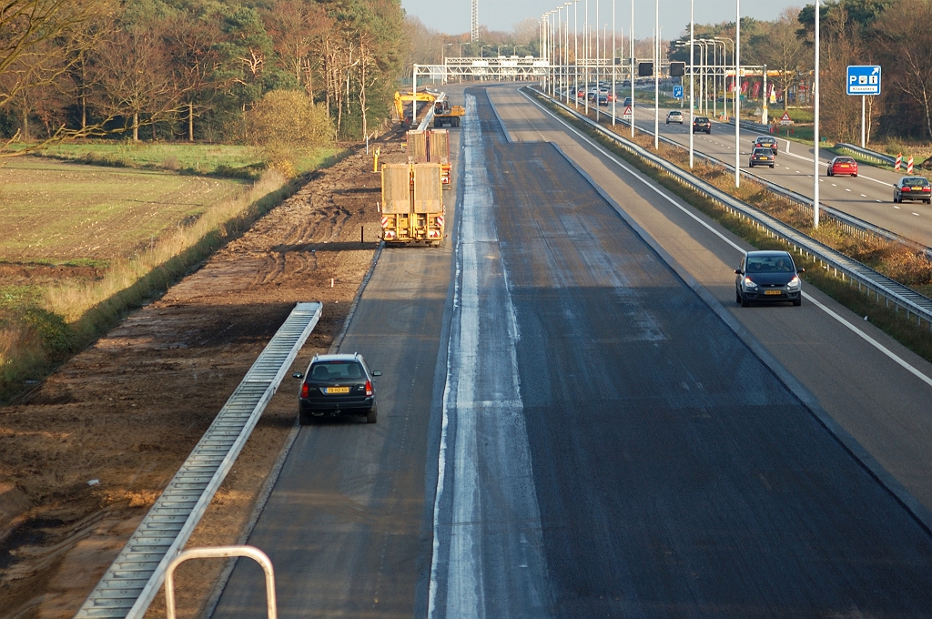 20101120-145929.jpg - Wegvak vzp. Kriekampen-viaduct Eindhovensedijk op de zaterdagmiddag. Overgang in afgefreesde asfaltbreedtes is op de plek van de vorige detailfoto's. Geleiderail aangebracht langs nieuwe bermsloot.  week 201045 