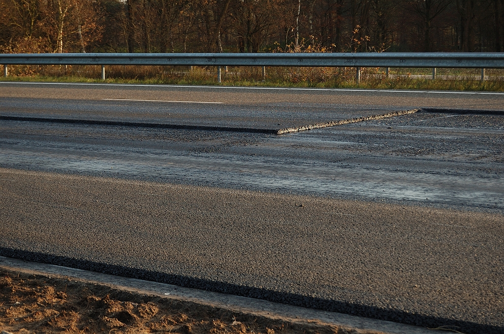 20101120-150853.jpg - De diverse asfaltconstructies bij de overgang van 1 naar 2 te overlagen rijstroken, halverwege vzp. Kriekampen en het viaduct Eindhovensedijk. Hier is het dus kennelijk niet nodig de voormalige vluchtstrook extra te versterken met nieuwe onderlagen. Enkel het ZOAB wordt vervangen.