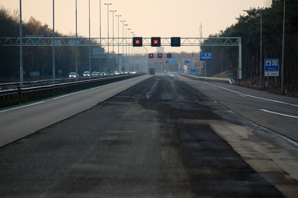 20101120-155514.jpg - ...maar op de zaterdagmiddag lijkt dit niet in het verschiet te liggen. Veegploeg is langsgeweest en rijstrook 1 blijft dus in originele staat.