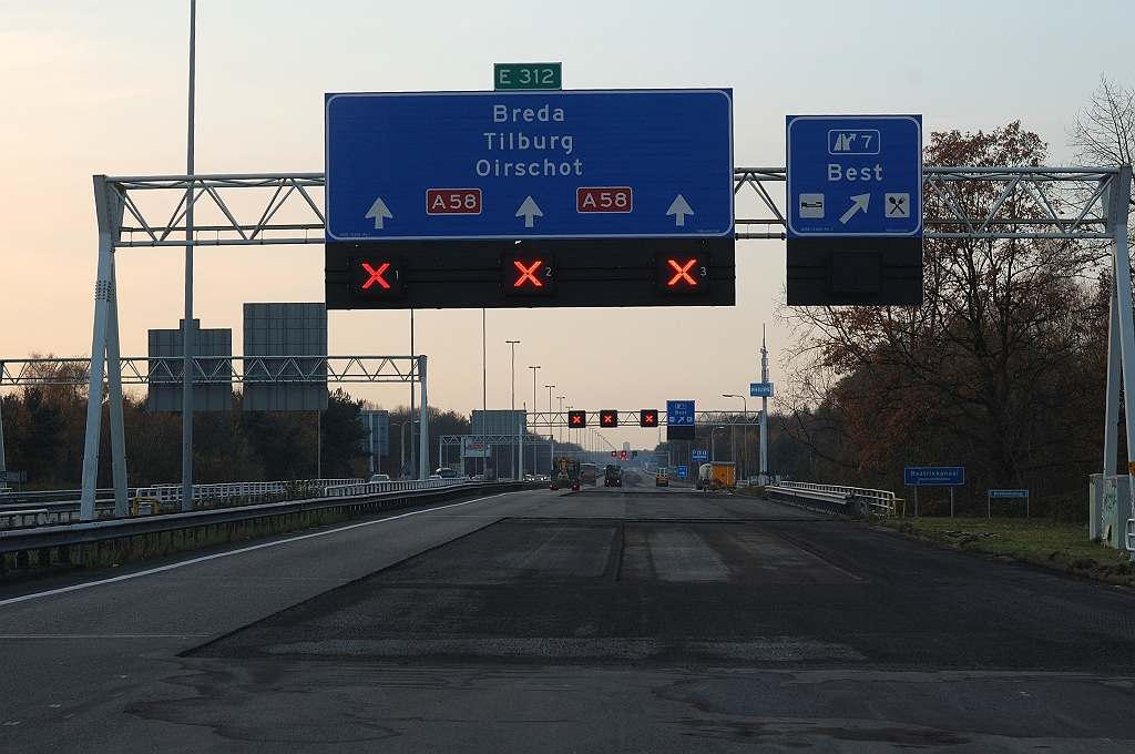 20101120-160139.jpg - Op zaterdagavond is duidelijk dat het hier niet bij ommarkeren blijft. Kennelijk is het noodzakelijk plaatselijk oude ZOAB deklagen te vervangen, maar in rijstrook 3 lijkt ook een onderlaag te zijn weggefreesd.