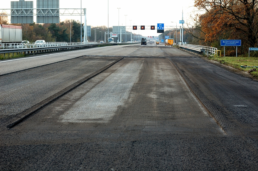 20101120-160226.jpg - Nog even terug naar de zaterdagavond voor de onvermijdelijke details over wat er nu is verwijderd. Viaduct Ploegstraat (voorgrond): ZOAB deklagen in de rijstroken 2 en 3 en de weefstrook. Tussen het viaduct Ploegstraat en de brug over het Beatrixkanaal: ZOAB in rijstrook 2 en de weefstrook, en ZOAB+een onderlaag in rijstrook 3. Rijbaan op de brug over het Beatrixkanaal wordt over de gehele breedte met rust gelaten.