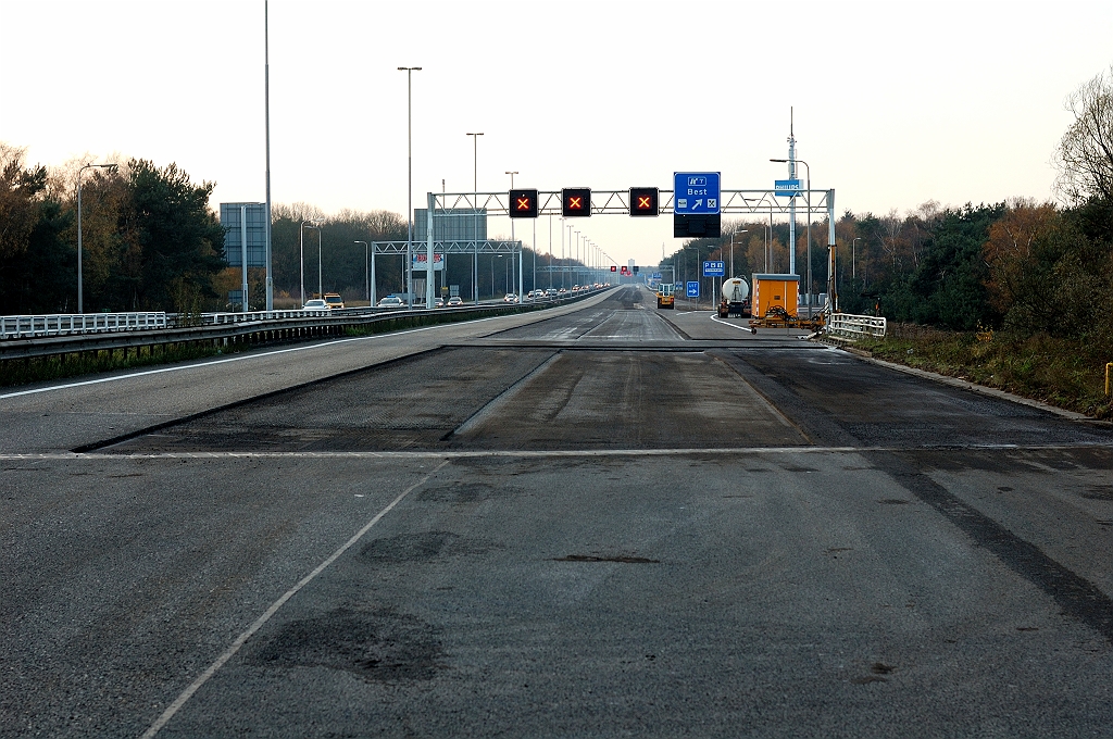 20101120-160424.jpg - Tussen Beatrixbrug en het viaduct Erica zet dat verspringende freesbeeld zich voort.