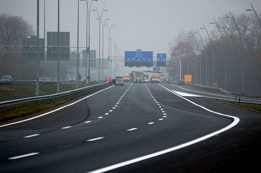 20101121-120252.jpg - Dag later: alles wat naar rechts opgeschoven en omgetekend naar drie rijstroken.