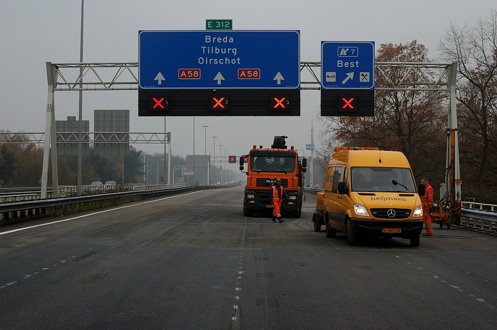 20101121-124154.jpg - Op zondagochtend zijn de her-overlagingen gereed en is men bezig met het terugplaatsen van geleiderail, die mogelijk moest worden verwijderd teneinde de benodigde werkruimte voor de asfaltmachines te creeren.