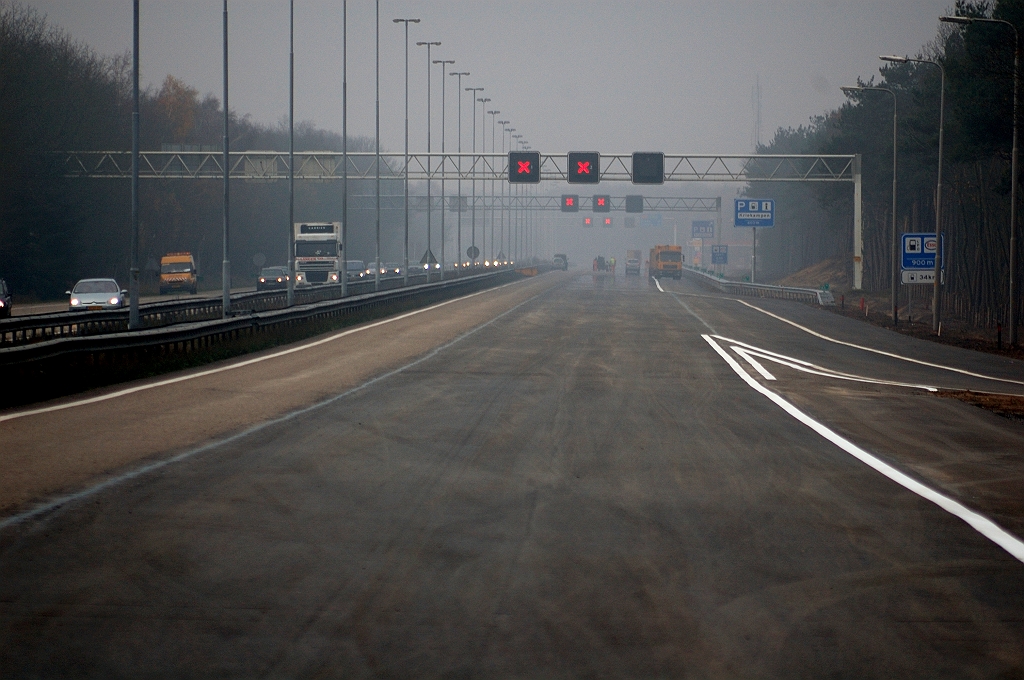 20101121-125545.jpg - Op zondag hebben we dus een langsnaad tussen de rijstrook 1 en de her-overlaagde rijstroken 2 en 3.