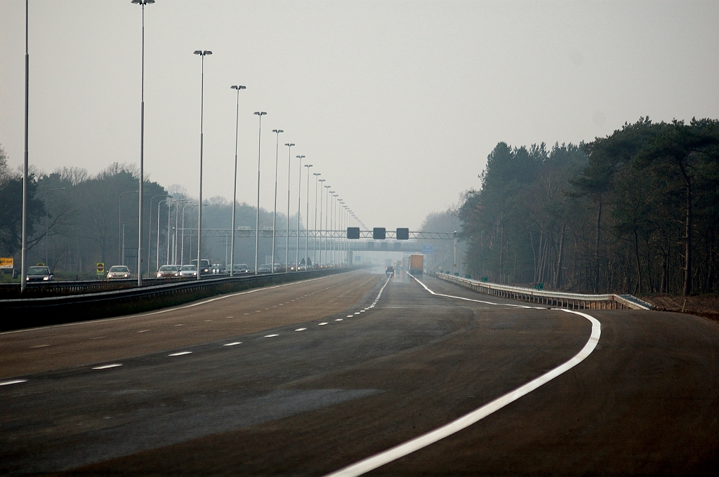 20101121-134120.jpg - Rijklare wegvak een dag later. Mede door de mist valt de oude asmarkering tussen de rijstroken 1 en 2 nauwelijks meer op nu de hagelwitte lijnen op de heroverlaagde en nieuwe stroken zijn aangebracht.