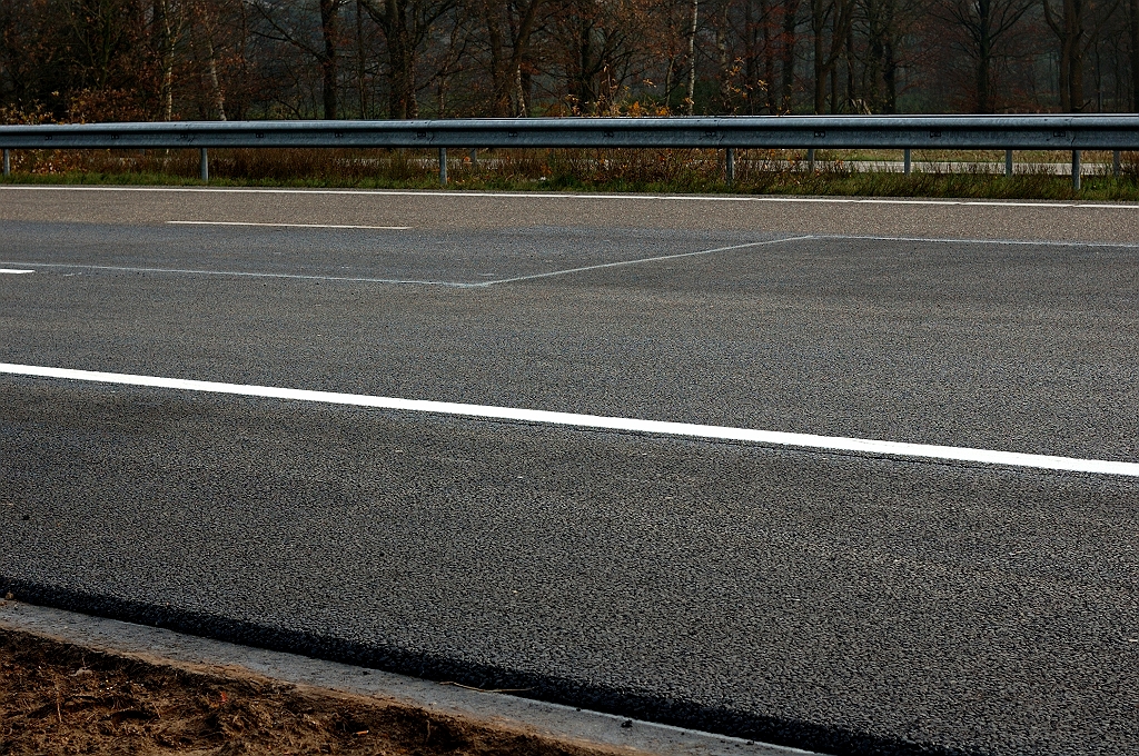 20101121-135357.jpg - Een nachtje vakmanschap en we hebben een gladde rijbaan waarin de drie verschillende asfaltconstructies nauwelijks meer te zien zijn.