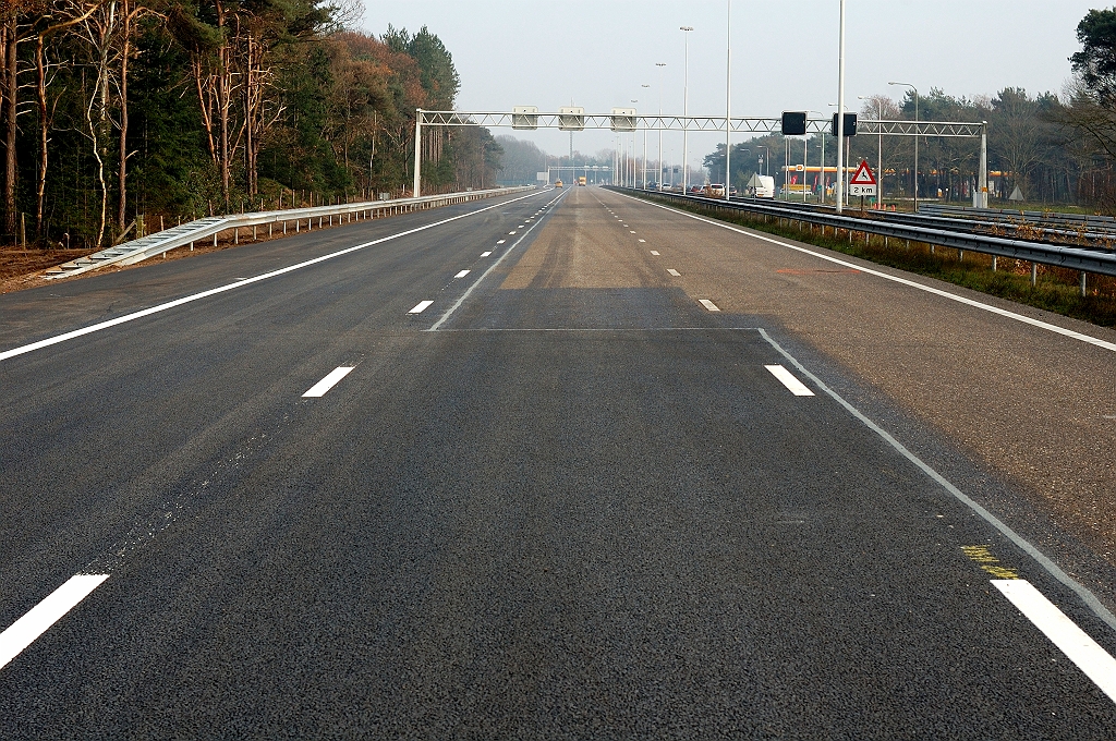 20101121-135828.jpg - En klaar. Als je nog wakker bent: waarom is er wel een "strip" op de langsnaad gelegd tussen de rijstroken 2/3 en 1/2, maar niet tussen rijstrook 3 en de vluchtstrook?