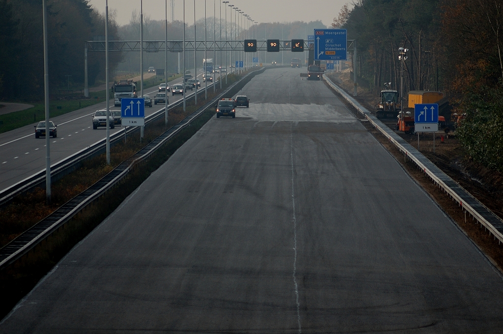 20101121-140924.jpg - Eerste ZOAB deklaag op zondag. Voormalige militaire aansluiting geblokkeerd door geleiderail, maar er zit nog een doorgang in.