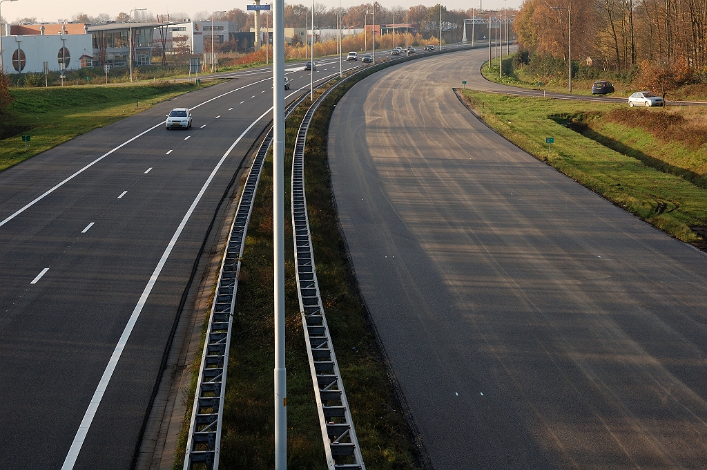 20101121-145545.jpg - ...zodat we op zondag in beide rijbanen weer dezelfde asfaltconstructie hebben, zeven weken na de heroverlaging van de HRL (links).  week 201039 