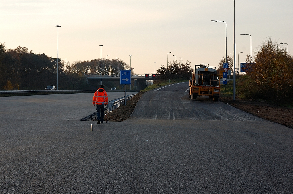 20101121-152345.jpg - Er is dan ook een minimale tussenberm overgebleven, waardoor het kennelijk niet mogelijk was een standaard-formaat "UIT" bord te plaatsen.