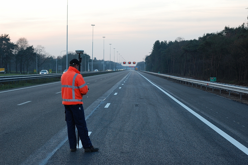 20101121-160813.jpg - Van allerlei discplines aan het werk. Zo zien we hier het nameten van de markering met behulp van GPS technologie...