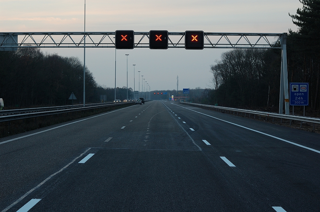 20101121-162641.jpg - Bij dit portaal overigens ook de overgang van drie naar twee her-overlaagde bestaande rijstroken, hier al in voltooide toestand. Helaas is ook de oude markering gehandhaafd, waardoor het lappendekenbeeld weer sterk aanwezig is.