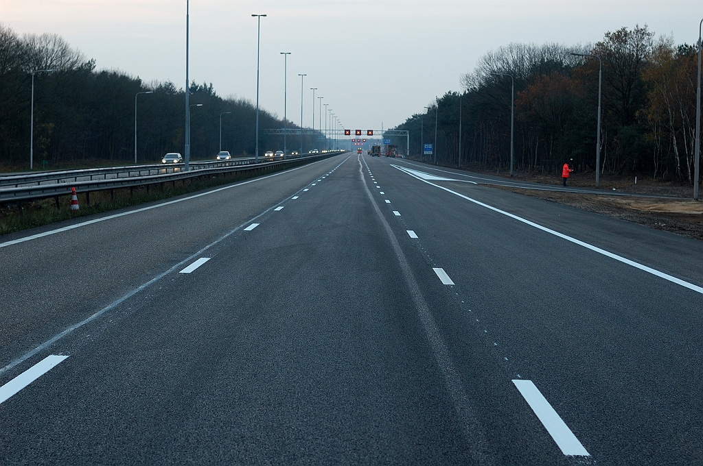 20101121-163732.jpg - Gelukkig valt die langsnaad nog net binnen rijstrook 1, zodat wel overal de markering is vernieuwd. Dit verzacht de aanvankelijke perceptie van een "lappendeken" aanzienlijk.