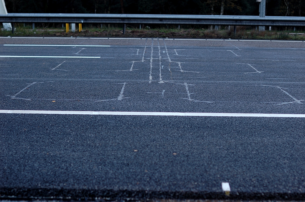 20101121-164008.jpg - Op een andere plaats drie nieuwe lussenparen in de rijstroken 2, 3 en een weefstrook. Niet aangepakte rijstrook 1 is weer "clean" gebleven.