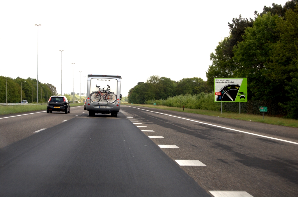 20090503-143323.jpg - We zijn gekeerd in de aansluiting Gilze-Rijen en gaan weer onverschrokken de smog in, nu in oostelijke richting. Het aankondigingsbord bij km 43,0.