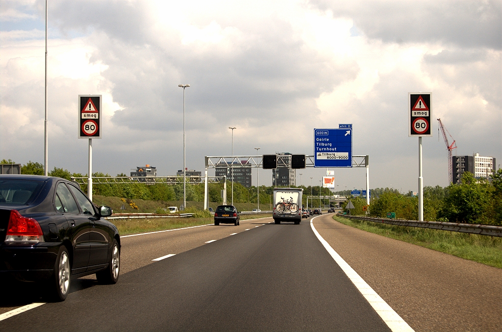 20090503-143437.jpg - Km 41,1. De Tilburgse skyline is voorgoed (?) veranderd. De stadsleus "Tilburg je bent er" is misschien aan herziening toe.