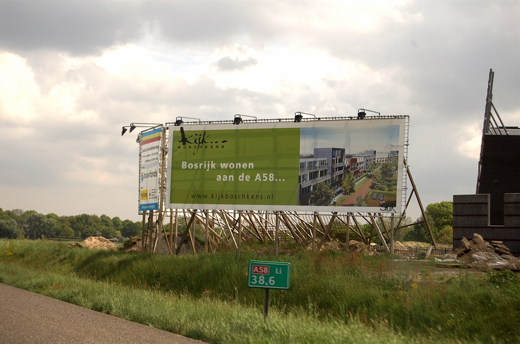 20090503-143635.jpg - Bouwbord bij die woningen. Niet zichtbaar op de foto het bord met de tekst "fluisterstil wonen aan de A58".