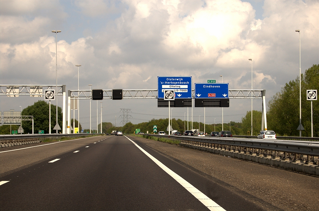 20090503-143927.jpg - Einde smogzone bij A65 km 21,6. Misschien toch nog een klein pluspuntje voor verkeer vanaf de toerit Hilvarenbeek in de richting 's Hertogenbosch. Het doorkruisen van het A58 verkeer in de richting Eindhoven is voor deze bestuurders wellicht eenvoudiger met de verlaagde snelheidslimiet op de A58.