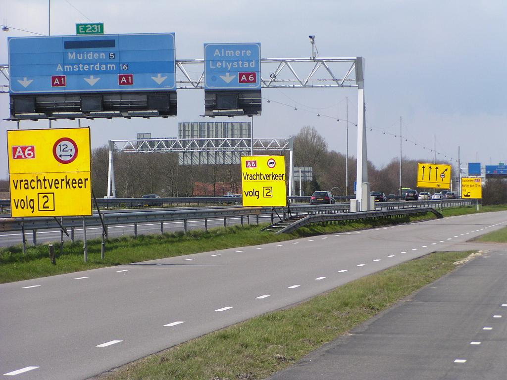 p4070001.jpg - Gele borden kolonne voor het knooppunt Muiderberg vanuit de richting Amersfoort.