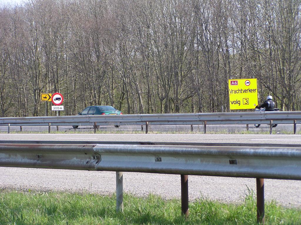 p4070002.jpg - Op de A6 vlak voor de aansluiting Muiderberg.