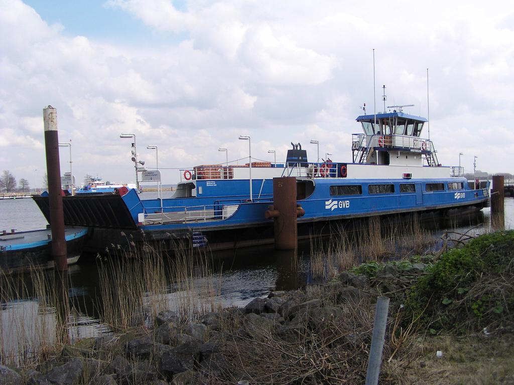 p4070016.jpg - Vlakbij de ponton ligt een andere pont al klaar. Waar zouden deze vaartuigen van het Gemeentelijk Vervoer Bedrijf Amsterdam voorheen zijn ingezet?