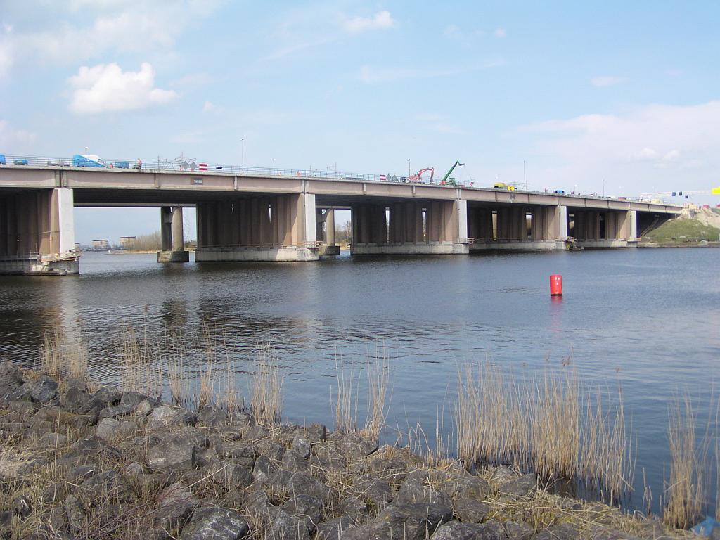 p4070017.jpg - Terug naar de Hollandse Brug. Het is een drukte van belang met werkzaamheden. We zien ondermeer nieuwe stroken beton geplaatst tegen de bestaande peilers.