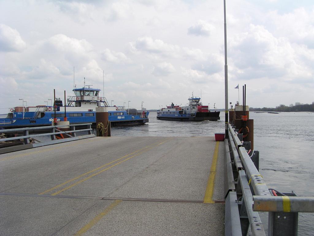 p4070027.jpg - Direct na afvaart van de zojuist ingeladen pont komt het gereedliggende exemplaar zijn plek innemen. Er wordt echter niet in colonne gevaren. Wachttijden zijn daarom al gauw een kwartier.