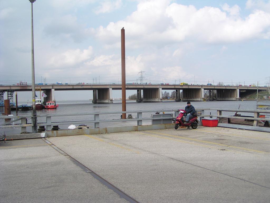 p4070028.jpg - Uitzicht vanaf de ponton Naarden op de Hollandse brug. Laten we eens inzoomen op de diverse werkvakken.