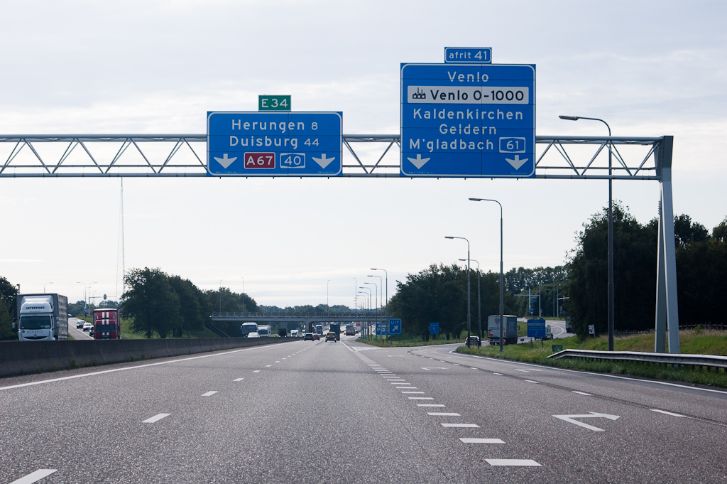 20110811-083952.jpg - Mix van Nederlandse en Duitse wegnummers. Rechter paneel te vervangen als de A74 is voltooid.