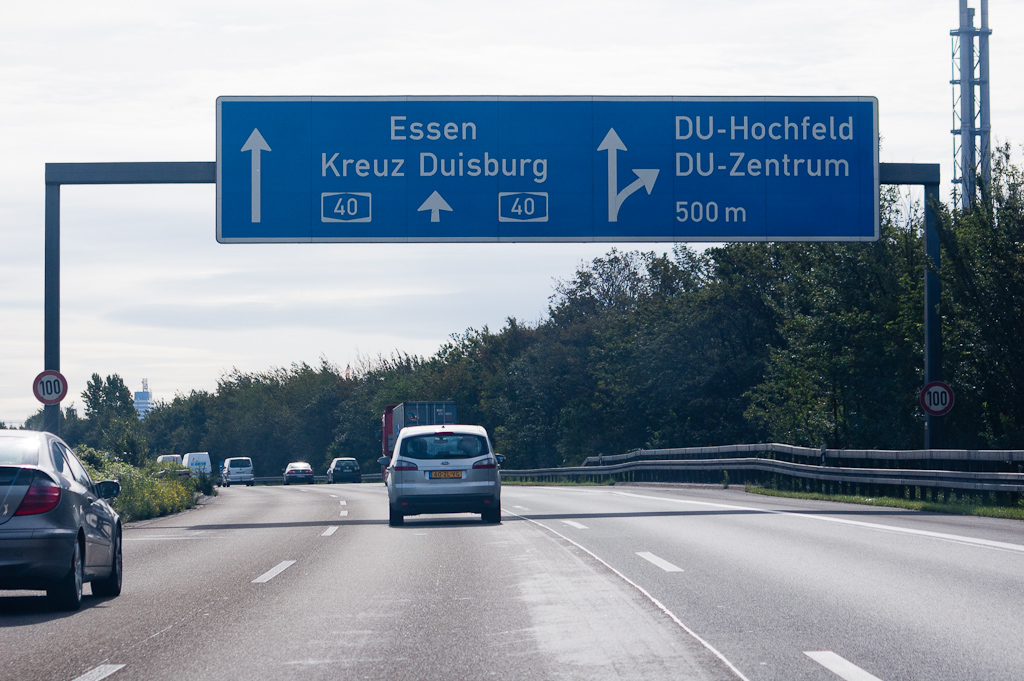 20110811-090154.jpg - "DU" is Duisburg. De kapitaalhoogte op de Duitse portaalborden is fors groter dan op de Nederlandse.