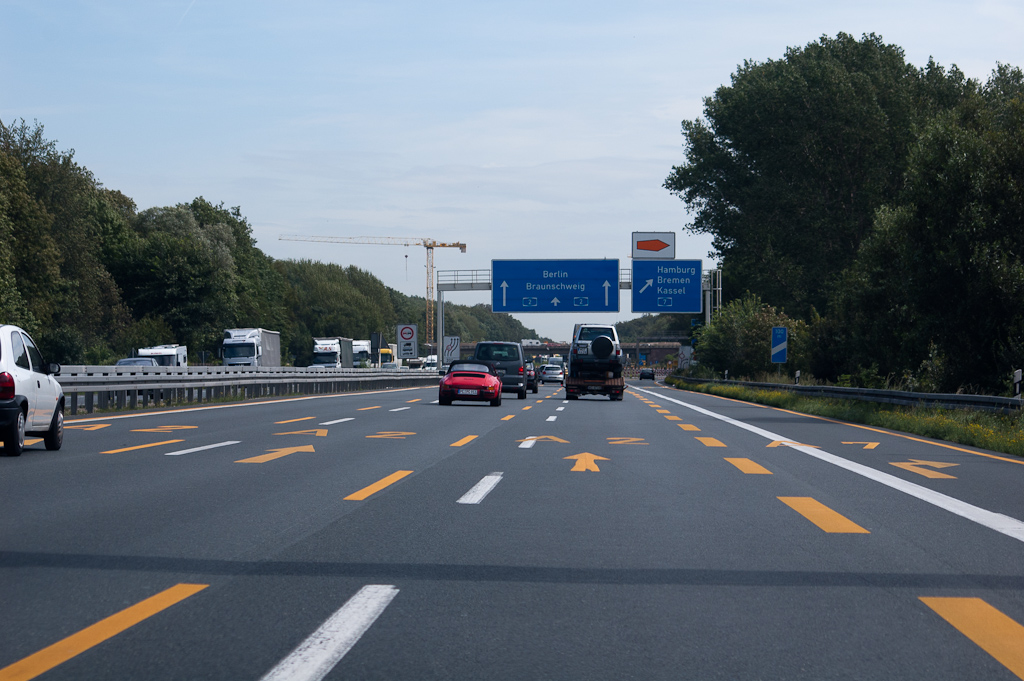 20110811-124021.jpg - Baustelle AK Hannover-Ost: zowel de A7 als de A2 zijn hier verbreed naar 2x3 rijstroken zonder aanpassingen aan de kunstwerken. Dat wordt nu aangepakt, zodat de vluchtstrook kan terugkeren en de rangeerbanen verbreed kunnen worden naar twee rijstroken.