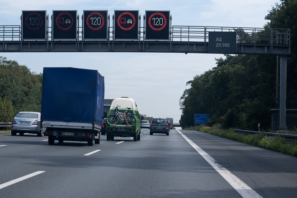 20110811-124200.jpg - Tot aan Berlijn overal signalering op de A2. Het getal op het bordje is duidelijk, maar wat betekent "AQ"?