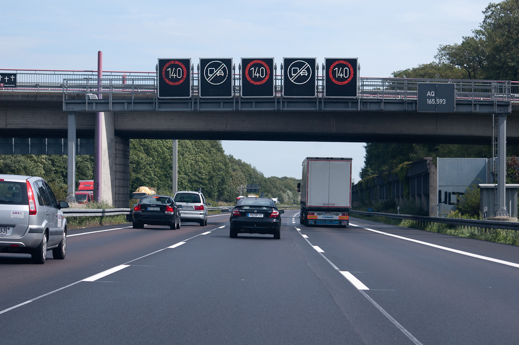 20110811-130615.jpg - Bestuurster gaf desgevraagd toe, dat ze door deze signaleringsbeelden juist de neiging kreeg om die 140 ook echt te gaan rijden. Op de "Freie Fahrt" wegvakken kwamen we zelden boven de 130 km/uur.