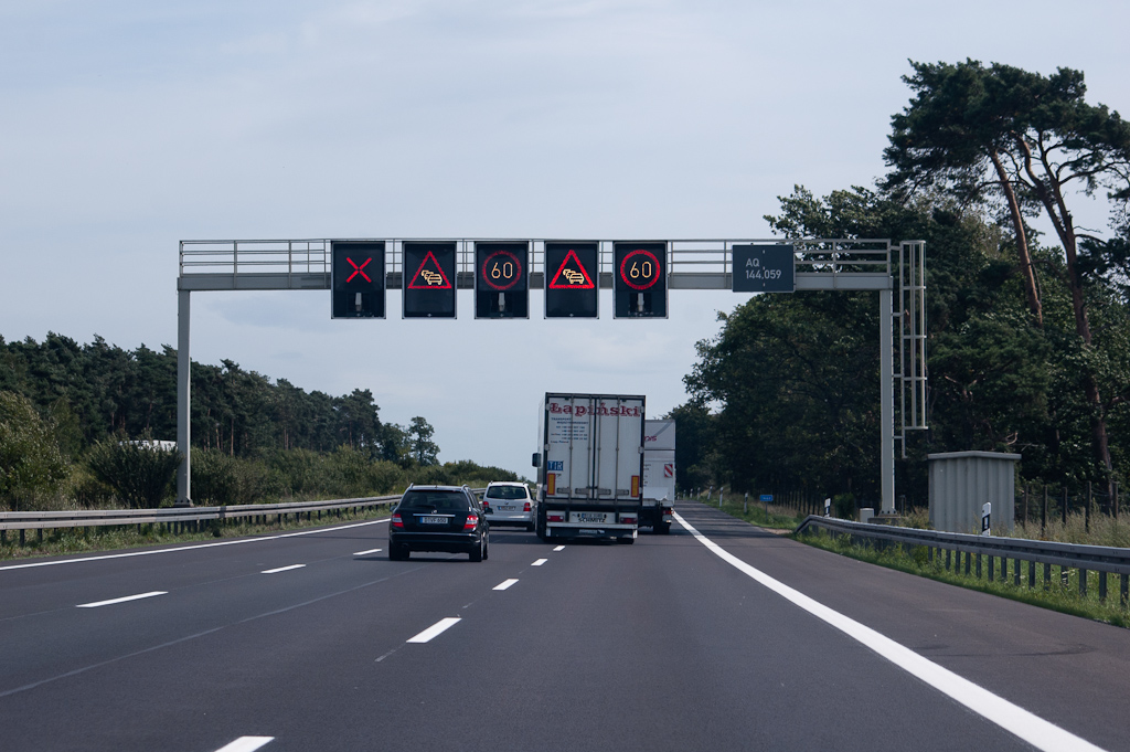 20110811-131714.jpg - De signalering kan ook verdrijfpijlen en rode kruizen tonen, maar de portaalspatiering (2 km) is te groot om effectief een rijstrook te kunnen afkruizen zonder additionele maatregelen.