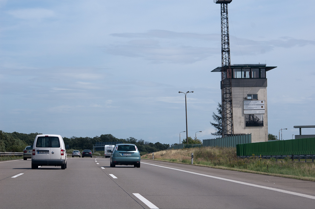 20110811-132628.jpg - Vanaf die niet meer bestaande grens is het trouwens overal beton op de A2 rijbanen tot aan Berlijn. Vermoedelijk is de weg in zijn geheel herbouwd sinds de tijd van de betonplaten Transitautobahn. Het rijcomfort doet nauwelijks onder voor asfalt, maar we hadden een regenvrije rit.